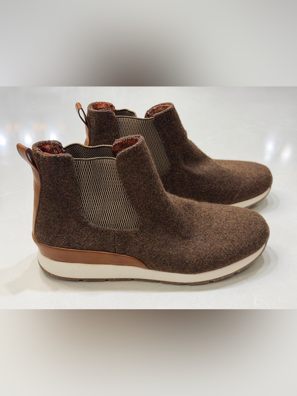 b.o.c. Born Concept Kara Chelsea Boots Faux Wool Brown Ankle Booties Size 8.5M